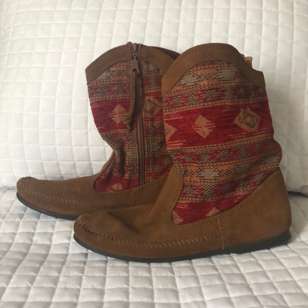 Minnetonka southwest light brown suede low boots